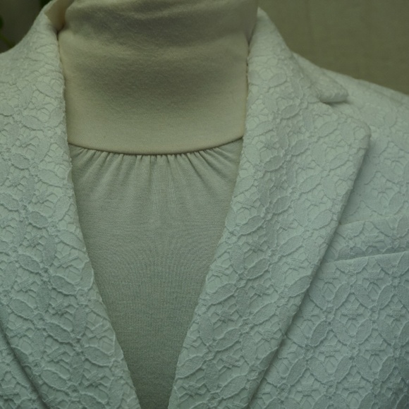 ONE LEFT Calvin Klein White eyelet blazer - Picture 5 of 8